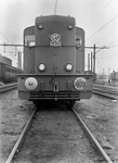 154297 Afbeelding van de diesel-electrische locomotief nr. 2402 (serie 2400/2500) van de N.S. te Almelo.